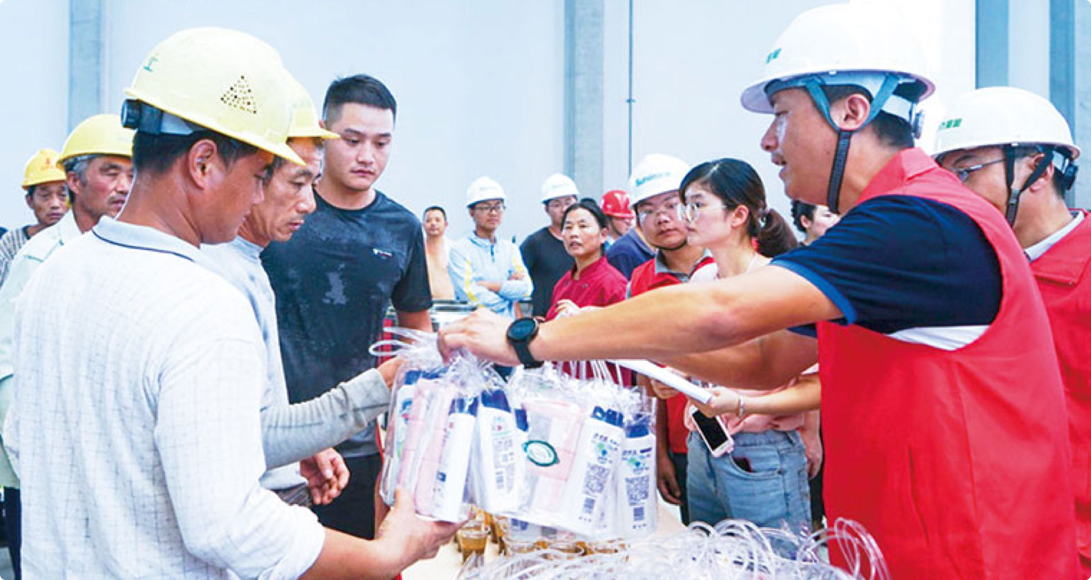 圣奧給高溫下作業(yè)的基建工人送去清涼