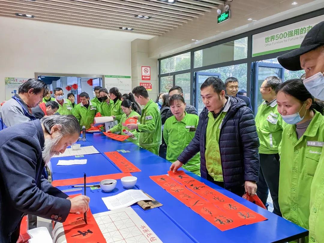 海寧市關(guān)工委、尖山新區(qū)總工會到戀尚家送春聯(lián)、送祝福